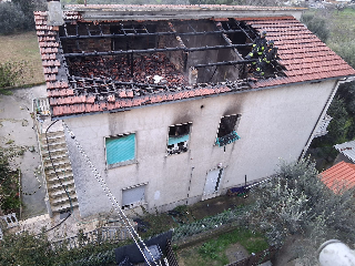Doppio incendio tra Tortoreto e Teramo: case devastate, evacuato un palazzo